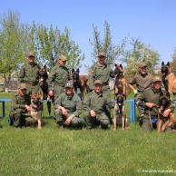 Офицеры-кинологи со служебно-розыскными собаками