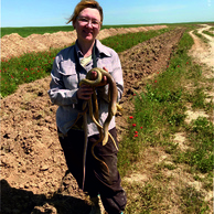 Руководитель экспедиции Марина Чирикова с живыми желтопузиками