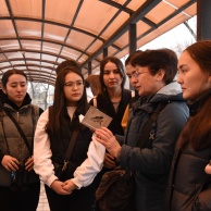 Елена Ударцева проводит экскурсию для студентов в Алматы